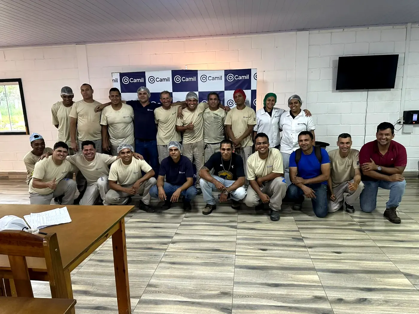 Turma da Camil reunida em sala de treinamento