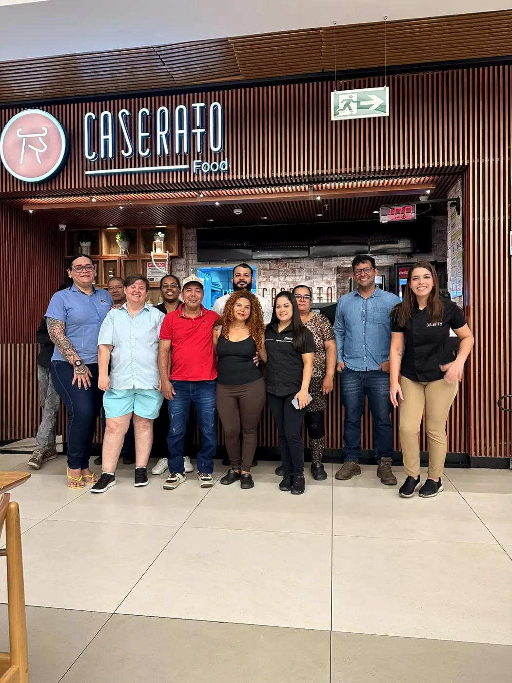 Equipe do Caseratto Food em frente à loja