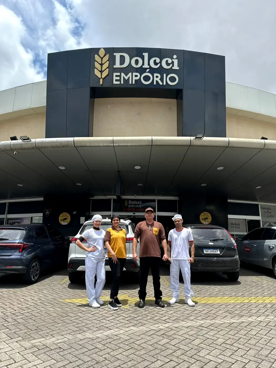 Equipe do Dolcci Empório em frente à fachada da loja
