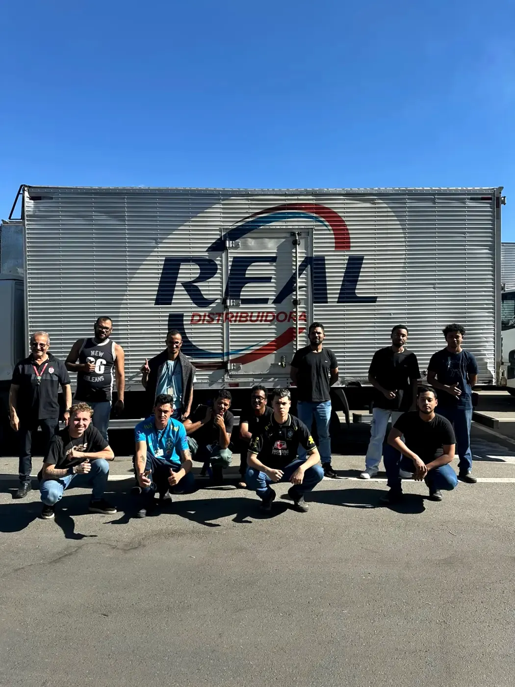 Turma da Real Distribuidora em frente ao caminhão da empresa