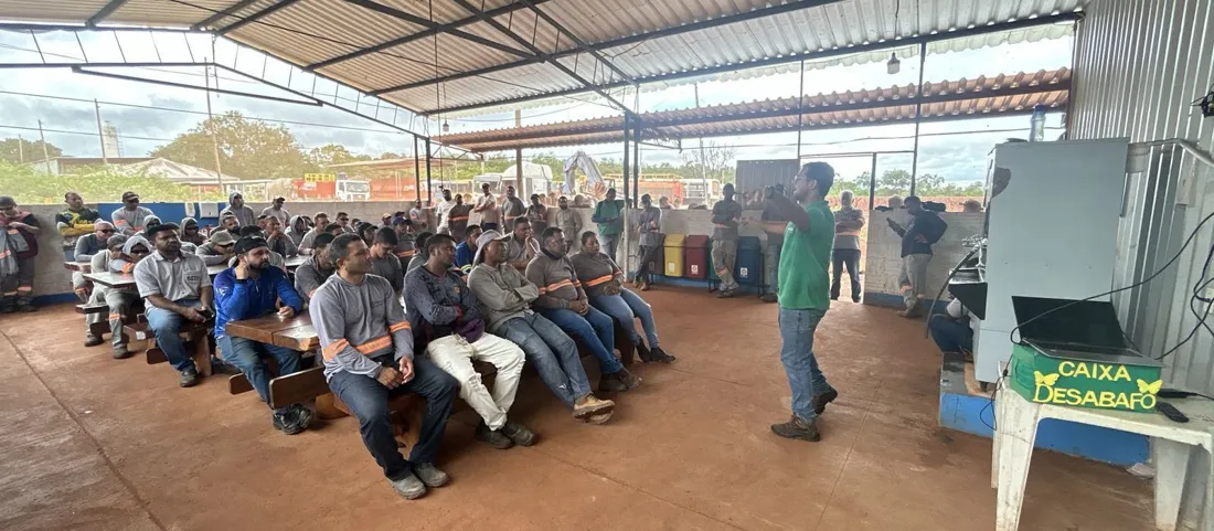 Instrutor da Segbem conduzindo DSS sobre riscos psicossociais e assédio com a equipe da obra da TESCAN no Tocantins