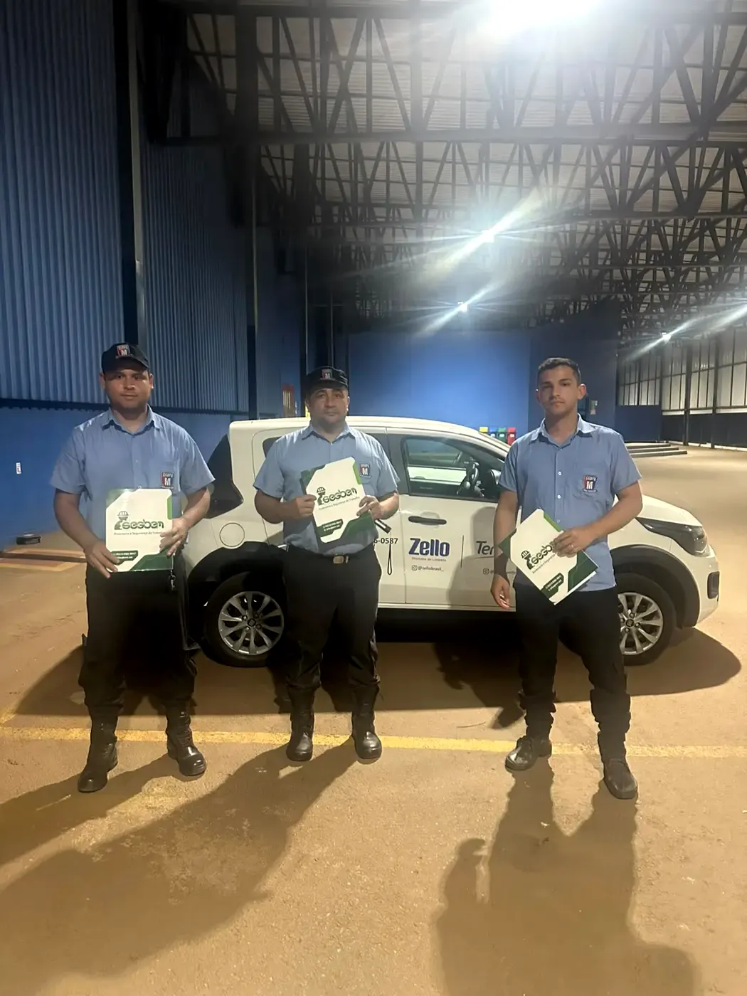 Equipe da Zello segurando certificados da Segbem