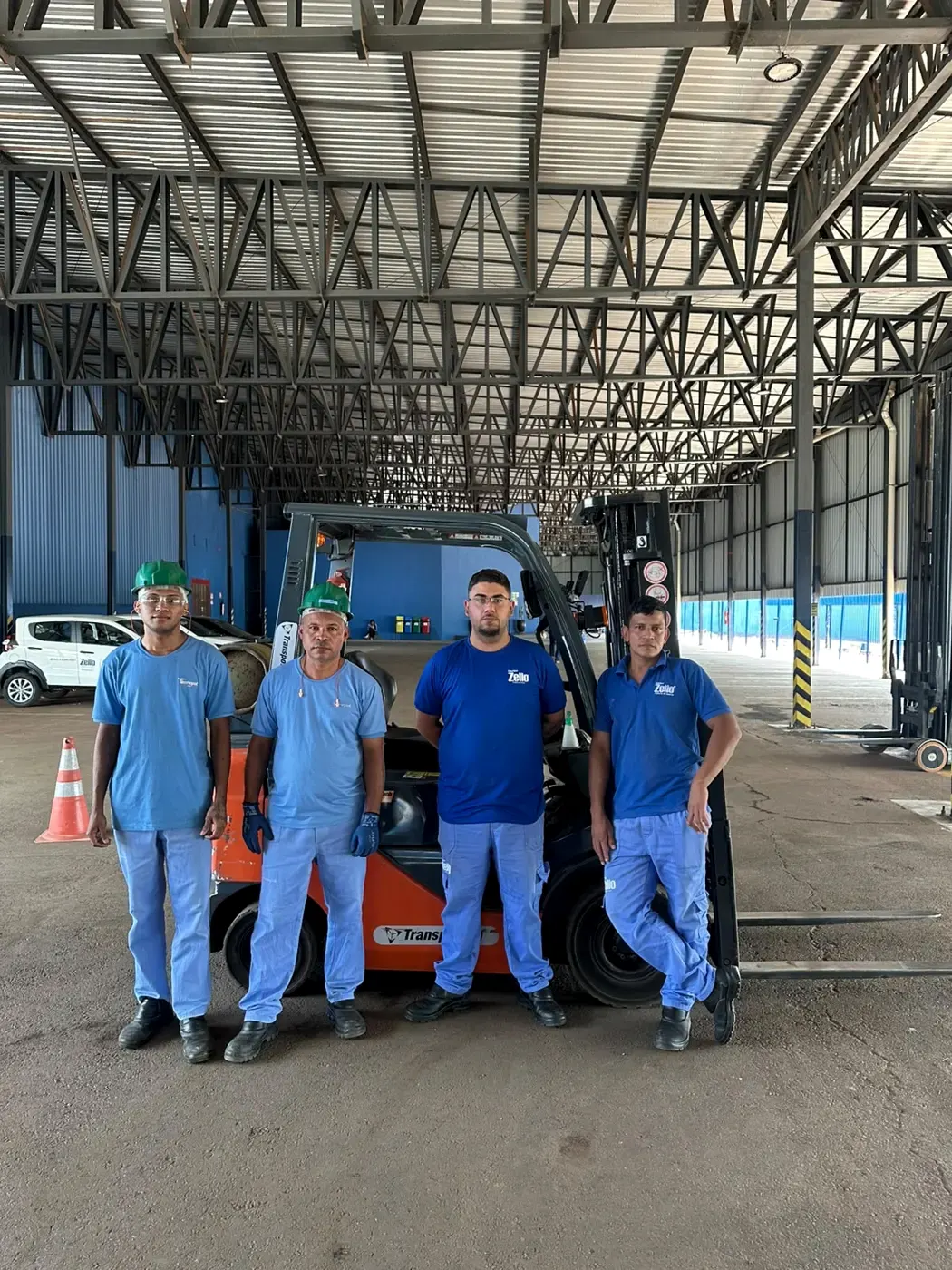 Operadores de empilhadeira treinados ao lado da máquina