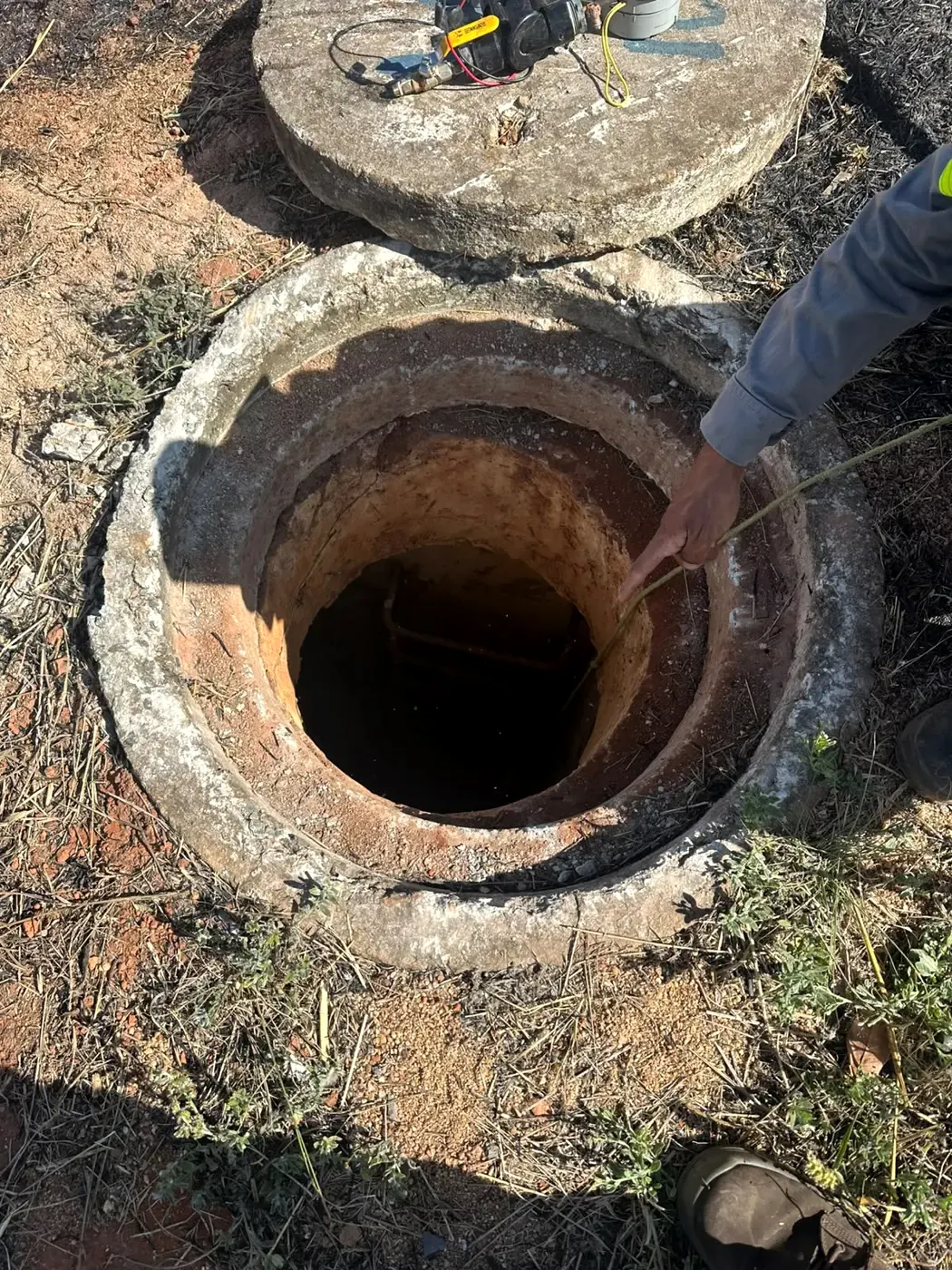Boca de visita sendo avaliada antes de entrada em espaço confinado