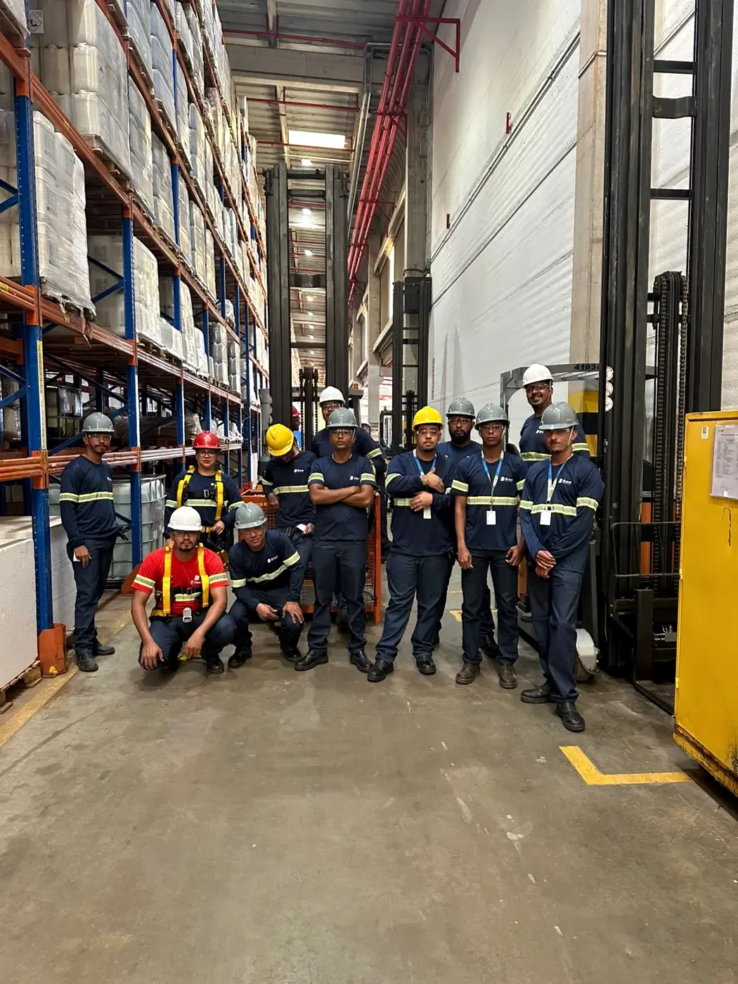Turma de trabalho em altura com cintos paraquedistas