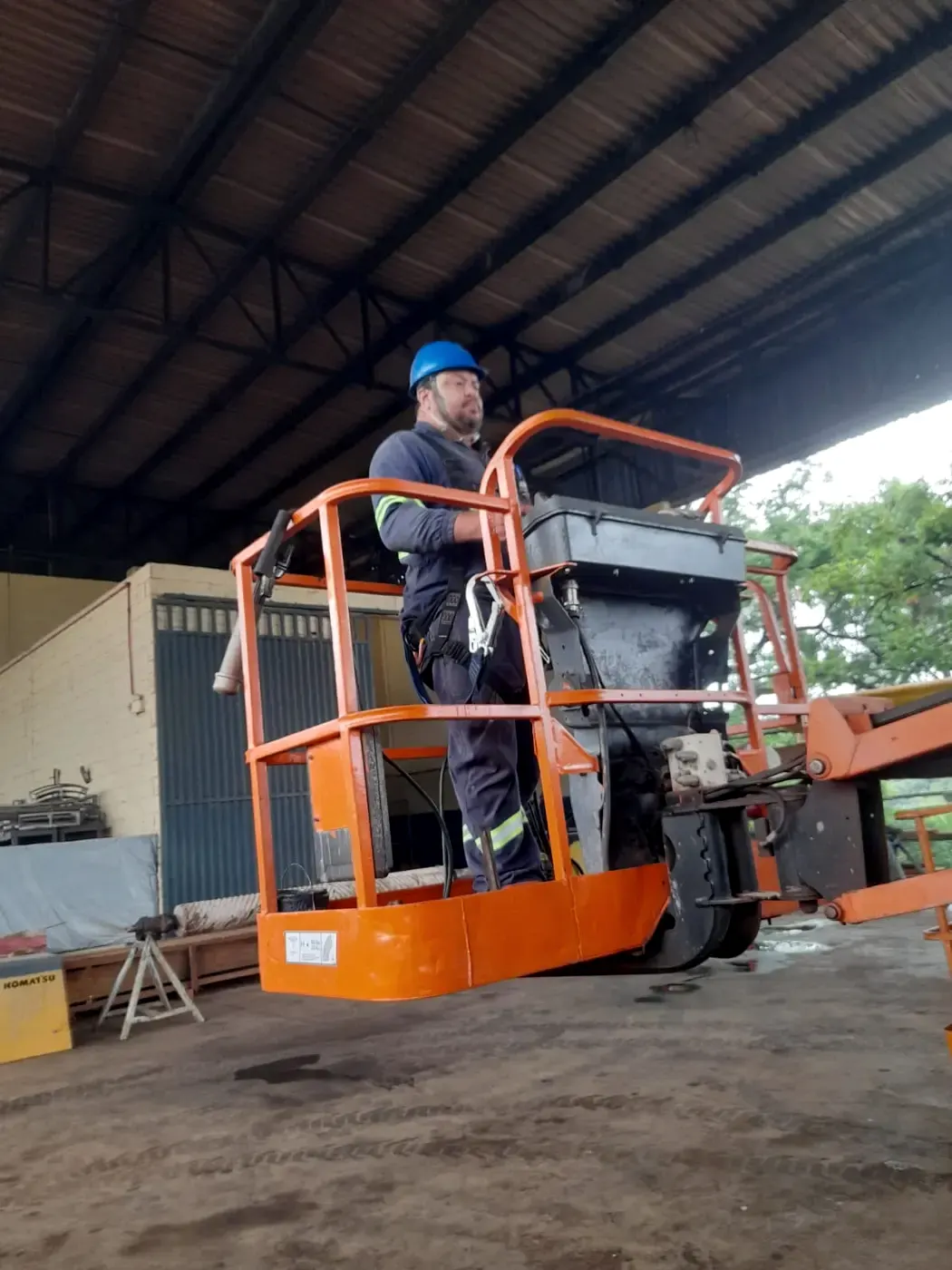 Treinando operando plataforma elevatória de lança