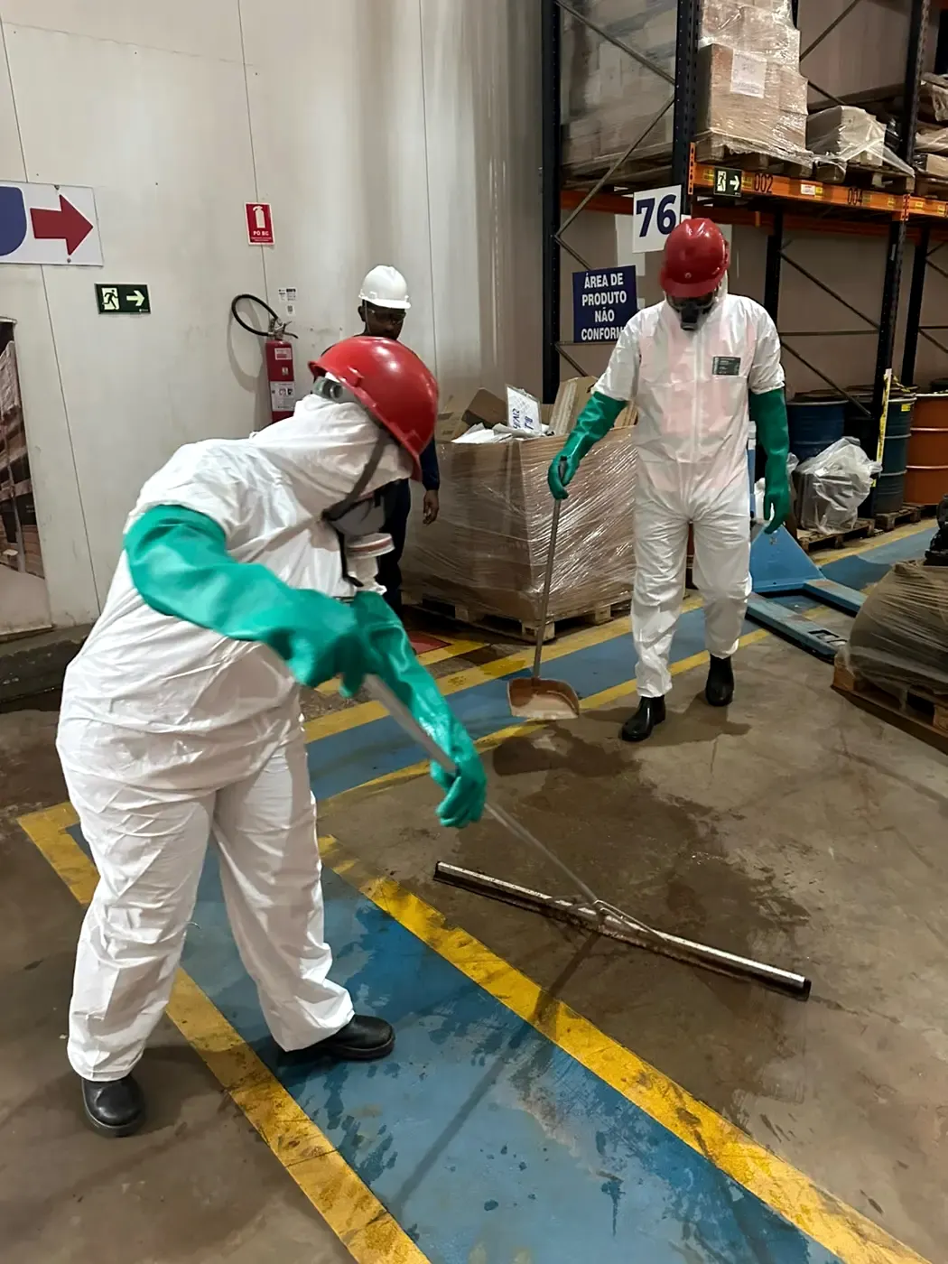 Simulado de vazamento de produto químico com macacão e máscara