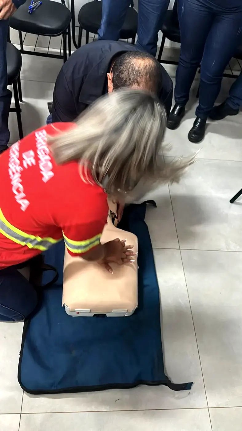 Brigadista praticando massagem cardíaca em manequim